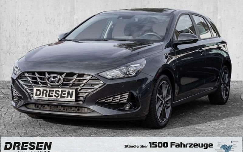 Grau Gebraucht 2023 Hyundai i30 Trend Limousine | 18.540 € (Fairer Preis) - Bild 1/4