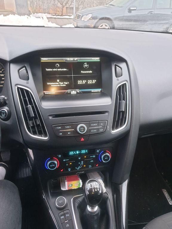 Gebraucht Ford Focus Titanium 125 PS (91 kW) 2015 Schwarz Limousine