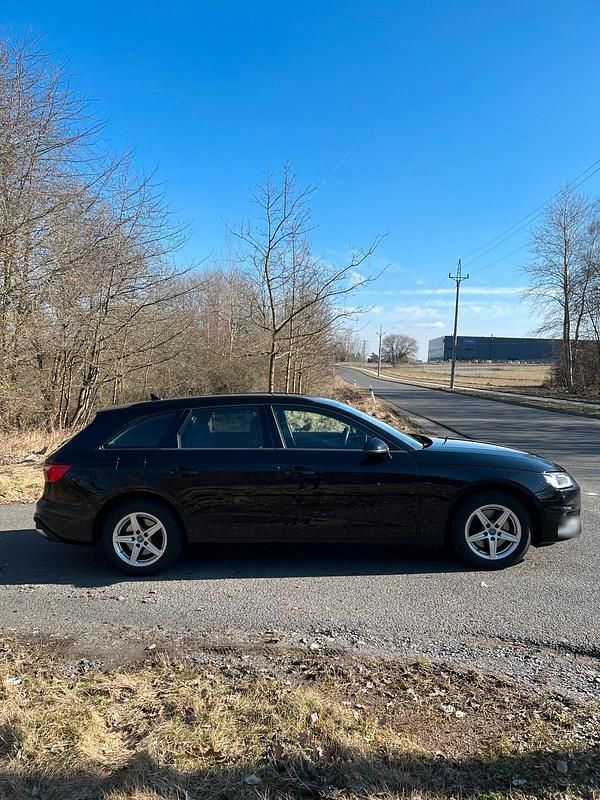 Gebraucht Audi A4 163 PS (119 kW) 2020 Schwarz Kombi