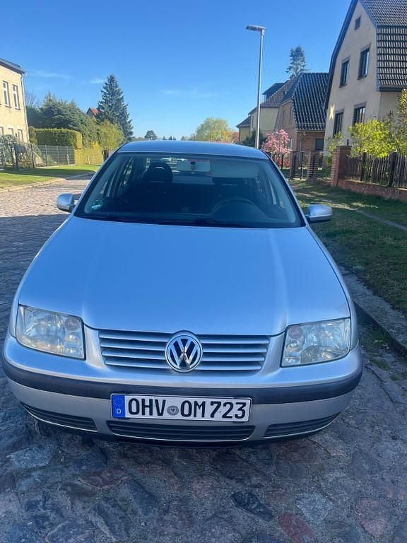 Second-hand VW Bora Edition 105 CP (77 kW) 2000 Argintiu Berlinǎ