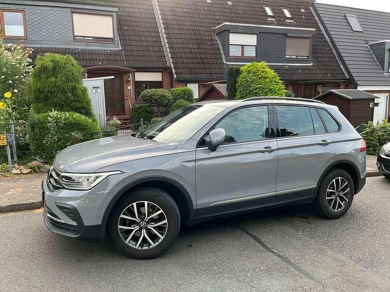 Grau Gebraucht 2020 VW Tiguan Life SUV | 25.500 € (Fairer Preis) - Bild 1/4