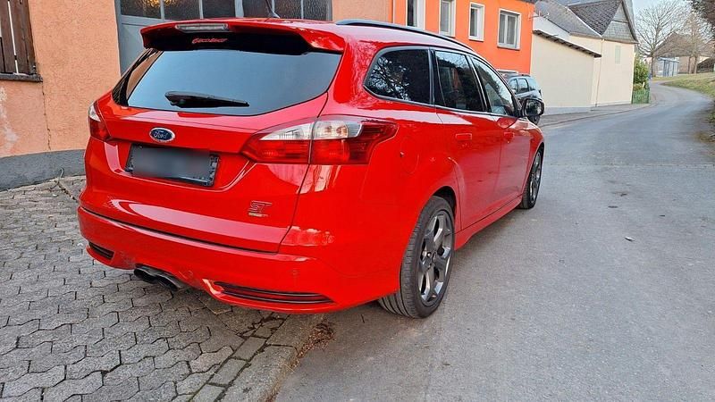 Gebraucht Ford Focus ST 250 PS (183 kW) 2013 Rot Kombi