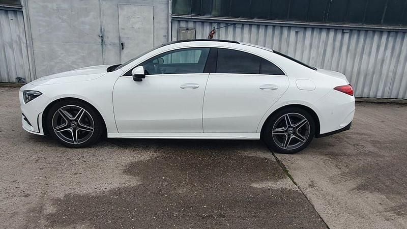 Weiß Gebraucht 2020 Mercedes CLA180 AMG line Limousine | 25.800 € (Fairer Preis) - Bild 1/4