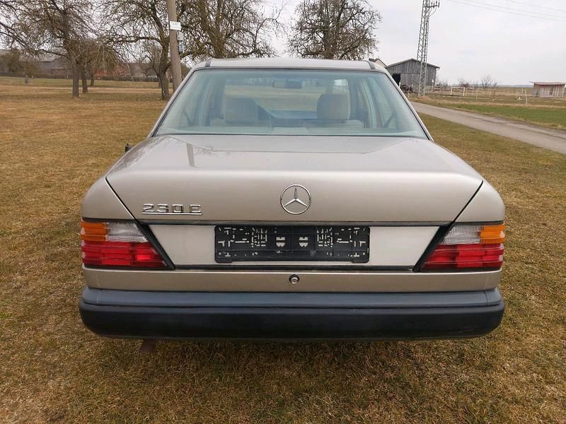 Gebraucht Mercedes E230 136 PS (100 kW) 1988 Gold Limousine