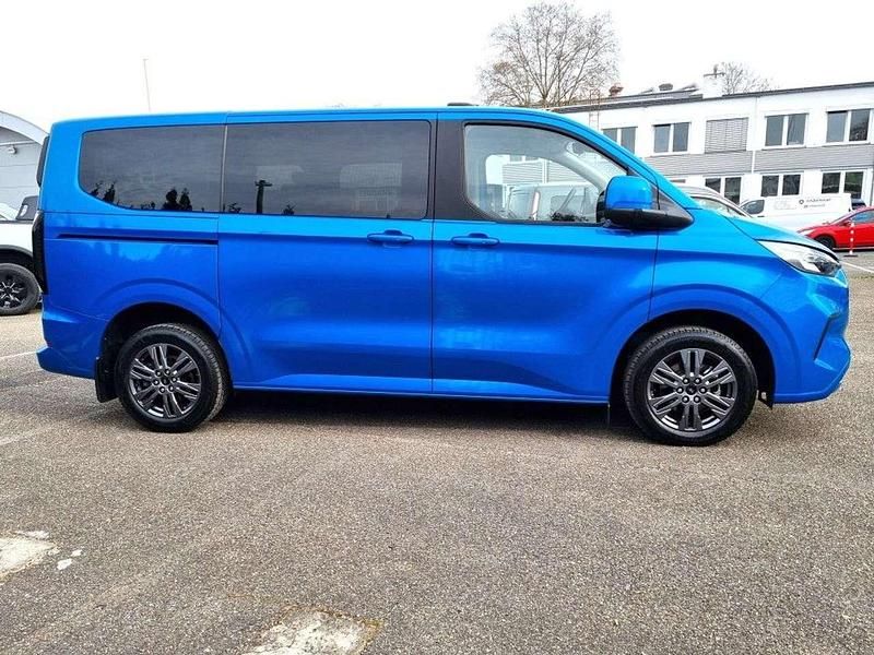Gebraucht Ford Tourneo Titanium 136 PS (100 kW) 2025 Digital aqua blue metallic Van / Kleinbus