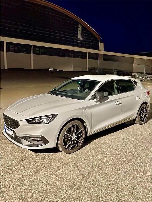 Weiß Gebraucht 2020 Seat Leon FR Limousine | 19.700 € (Fairer Preis) - Bild 1/4