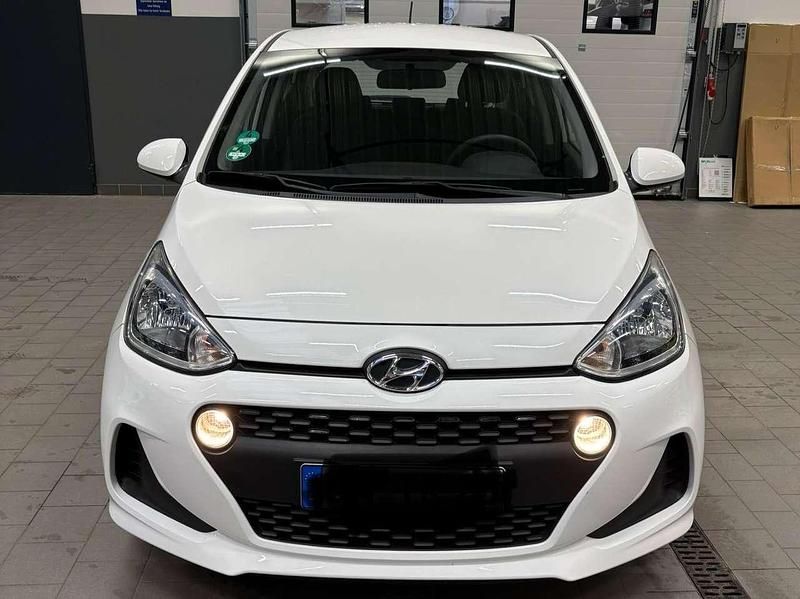Gebraucht Hyundai i10 Style 87 PS (63 kW) 2019 Weiß Kleinwagen