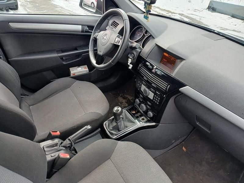 Używany Opel Astra 110 KM (80 kW) 2010 Srebrny Sedan/Limuzyna
