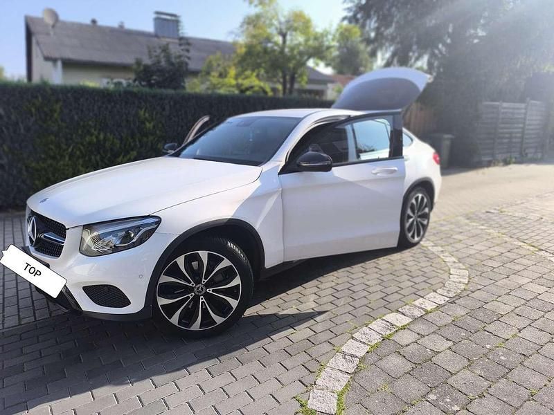 Weiß Gebraucht 2019 Mercedes GLC250 AMG line Coupé | 32.000 € (Fairer Preis) - Bild 1/4