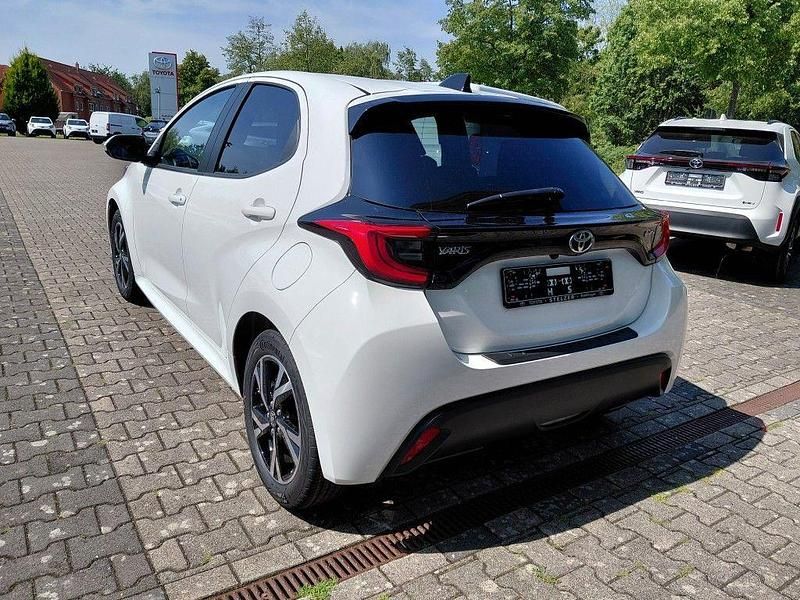 Neu Toyota Yaris Hybrid 116 PS (85 kW) 2025 Weiß Limousine
