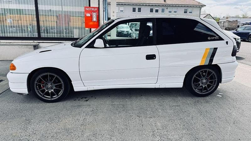 Second-hand Opel Astra 116 CP (85 kW) 1995 Alb Coupe