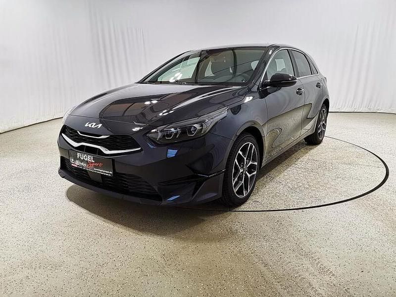 Neu Kia Ceed Style 140 PS (102 kW) 2025 Dark penta metal Kleinwagen