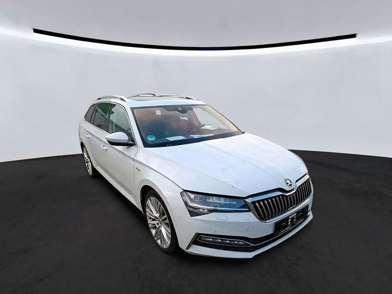 Weiß Gebraucht 2022 Skoda Superb LAURIN & KLEMENT Kombi | 32.950 € (Teuer) - Bild 1/4