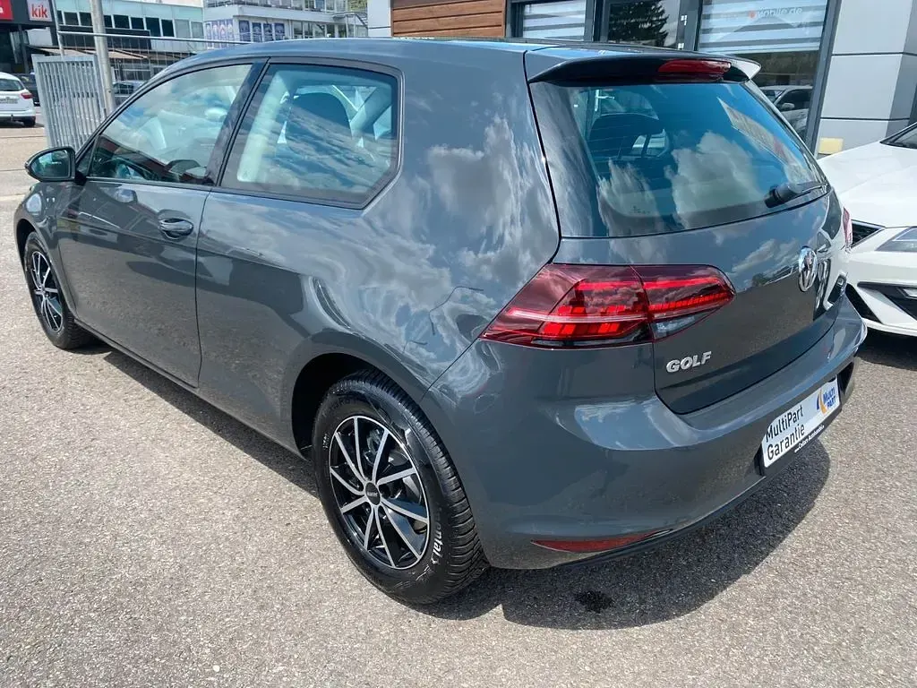 Gebraucht VW Golf VII Trendline 86 PS (63 kW) 2015 Uranograu Limousine