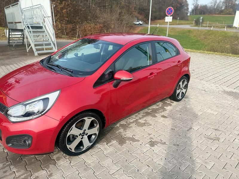 Gebraucht Kia Rio DREAM-TEAM Edition 86 PS (63 kW) 2012 Rot Limousine