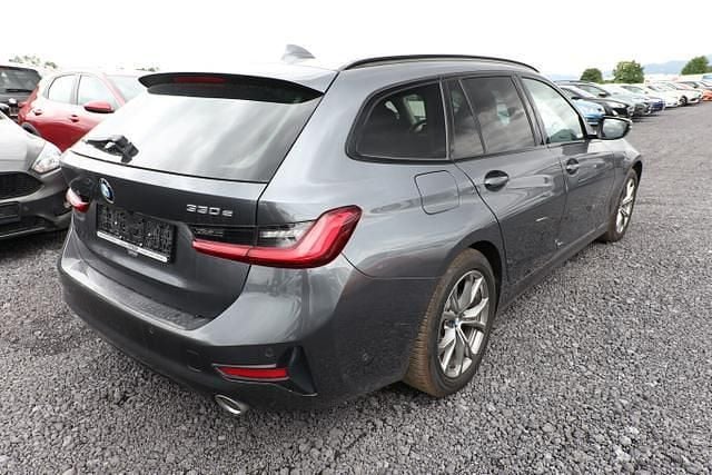 Mineralgrau metalllic mineralgrau metalllic Gebraucht 2020 BMW 330e Sport Line Kombi | 22.112 € (Fairer Preis) - Bild 1/4