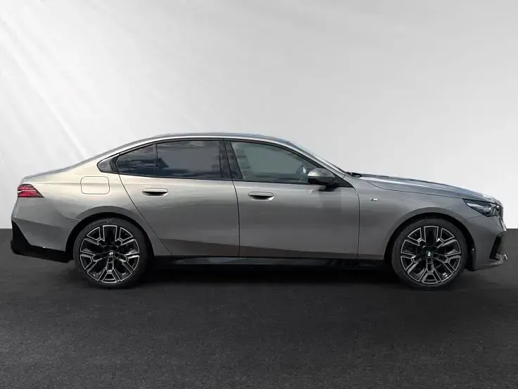 Gebraucht BMW 520 M Sport 197 PS (144 kW) 2025 Oxidgrau metallic Limousine