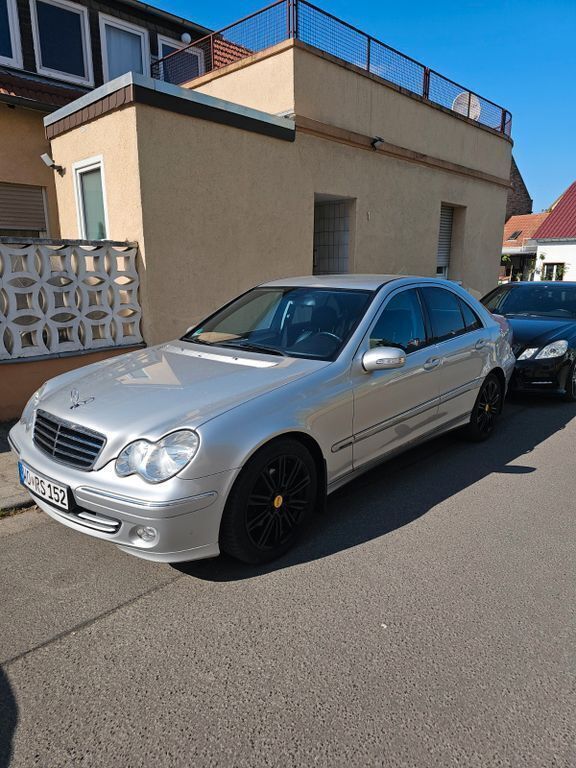 Silber Gebraucht 2005 Mercedes C220 Avantgarde Limousine | 6.000 € - Bild 1/4