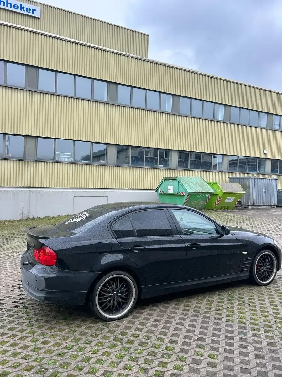Gebraucht BMW 320 170 PS (125 kW) 2009 Schwarz Limousine