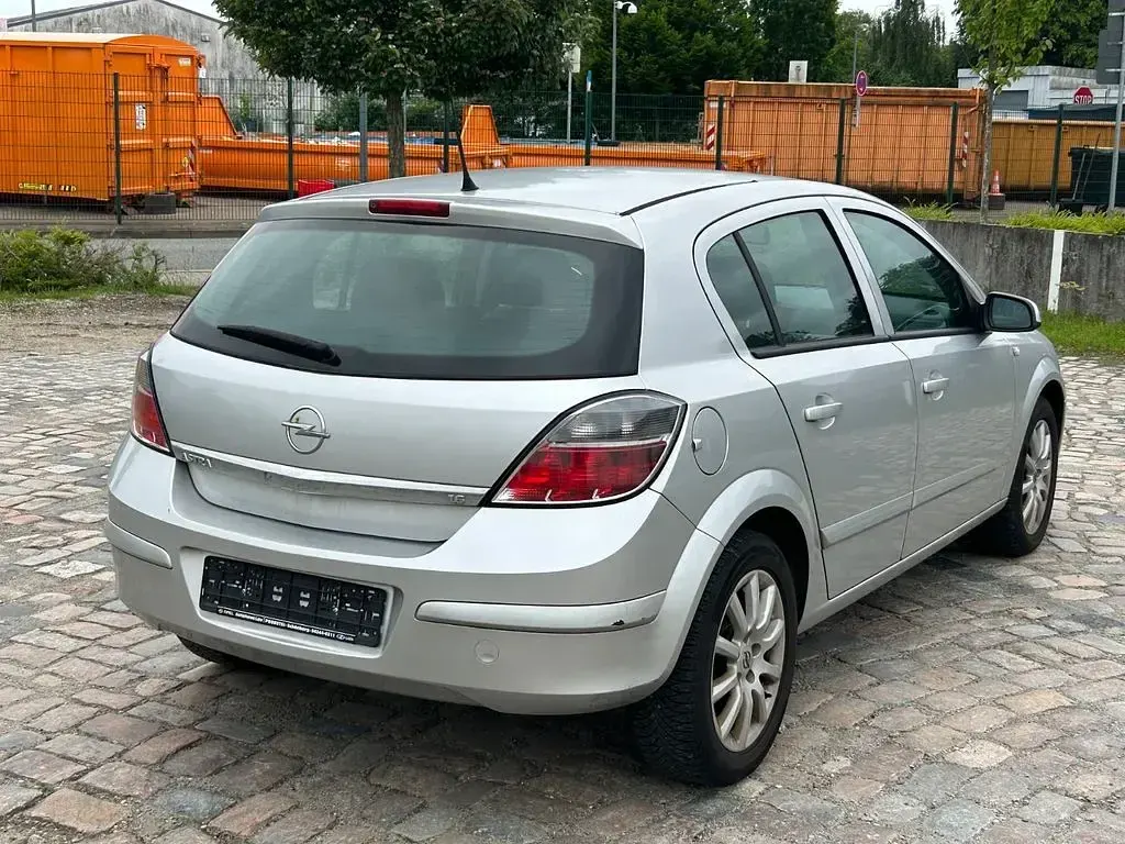 Gebraucht Opel Astra Catch Me 116 PS (85 kW) 2007 Silber Limousine