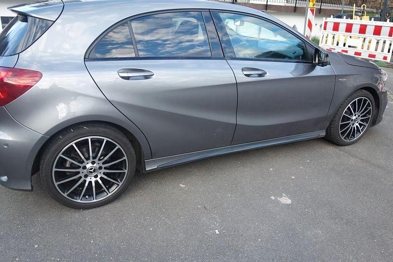 Gebraucht Mercedes A200 AMG line 136 PS (100 kW) 2017 Grau Kleinwagen