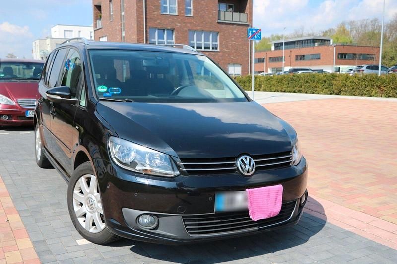 Gebraucht VW Touran Cup 105 PS (77 kW) 2015 Schwarz Van / Kleinbus