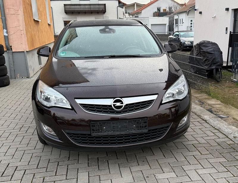 Gebraucht Opel Astra 140 PS (102 kW) 2012 Mahagonibraun/darkmahagony Kombi