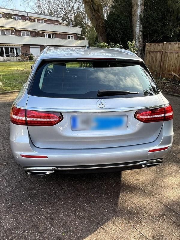 Gebraucht Mercedes E220 Avantgarde 194 PS (142 kW) 2021 Silber Kombi