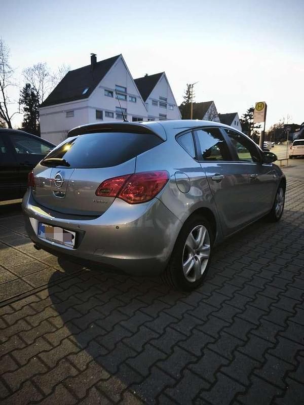 Gebraucht Opel Astra Design Edition 140 PS (102 kW) 2011 Grau Kleinwagen