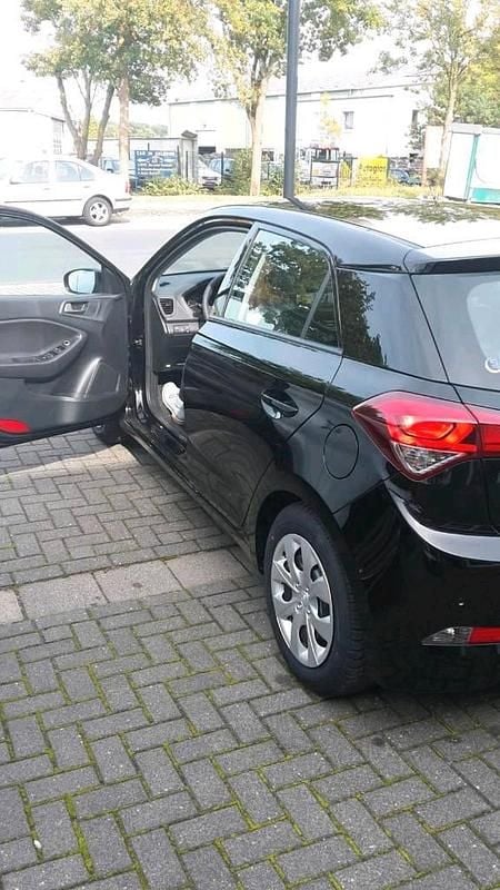 Gebraucht Hyundai i20 101 PS (74 kW) 2017 Schwarz Kleinwagen