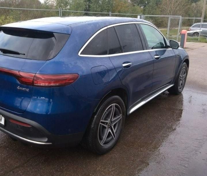 Blau Gebraucht 2020 Mercedes EQC400 AMG line SUV | 26.900 € (Superpreis) - Bild 1/4