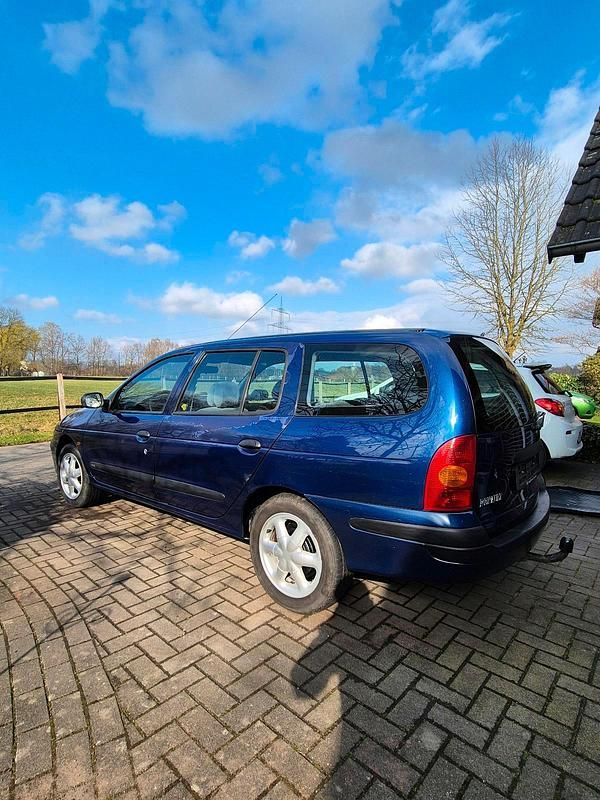 Gebraucht Renault Mégane 110 PS (80 kW) 1999 Blau Kombi