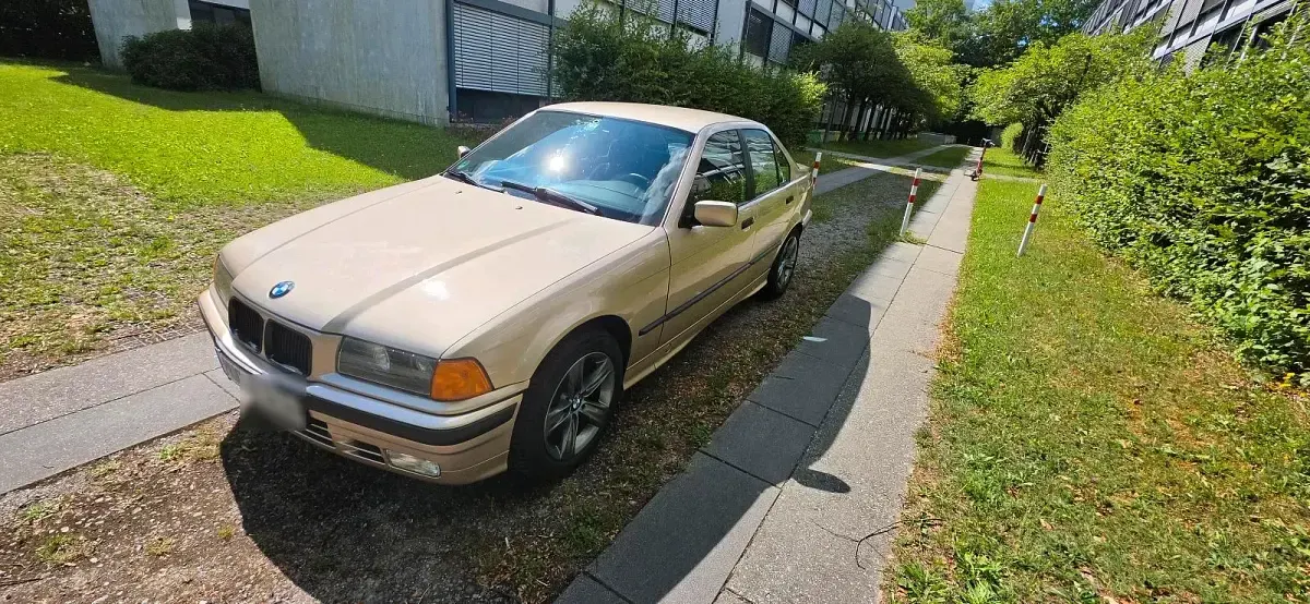 Gebraucht BMW 316 115 PS (84 kW) 1991 Gold Limousine
