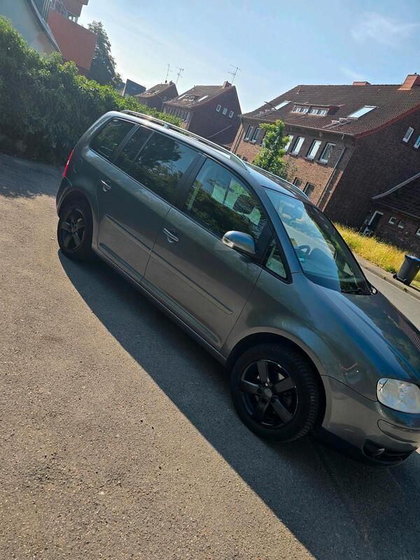 Grau Gebraucht 2005 VW Touran Van / Kleinbus | 1.000 € (Superpreis) - Bild 1/4