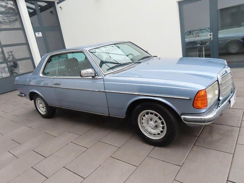 Gebraucht Mercedes 230 136 PS (100 kW) 1981 Blau Coupé