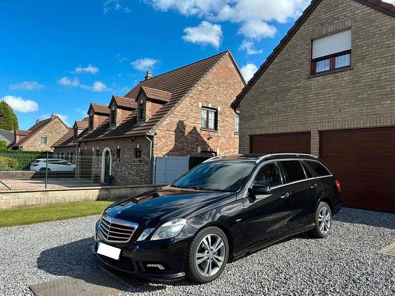 Schwarz Gebraucht 2011 Mercedes E350 Avantgarde Kombi | 12.450 € (Superpreis) - Bild 1/4
