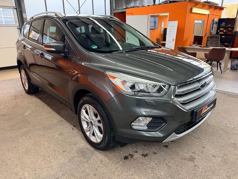 Gebraucht Ford Kuga Titanium 150 PS (110 kW) 2017 Grau SUV