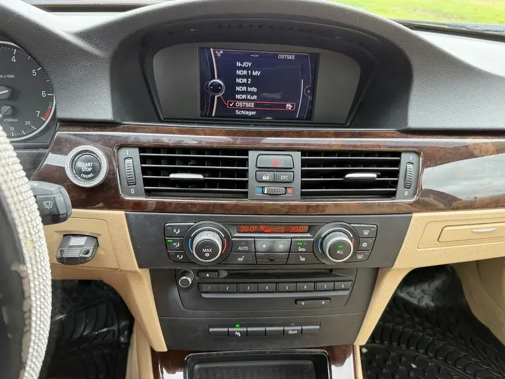 Gebraucht BMW 318 143 PS (105 kW) 2010 Schwarz Limousine