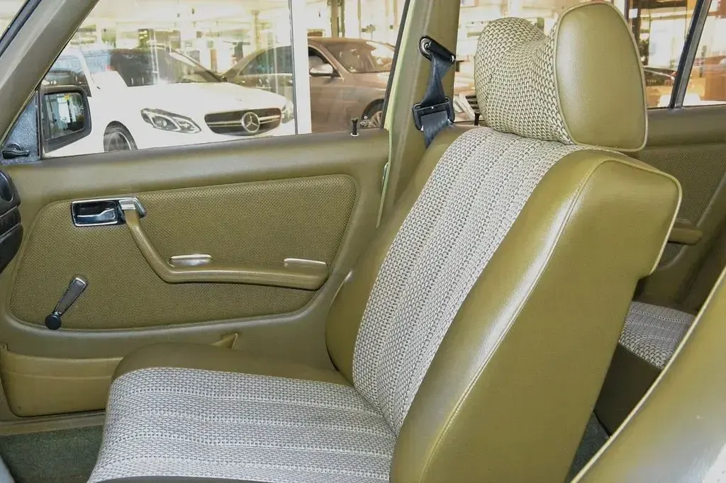Gebraucht Mercedes 230 109 PS (80 kW) 1977 Mimosagelb (618u) Limousine