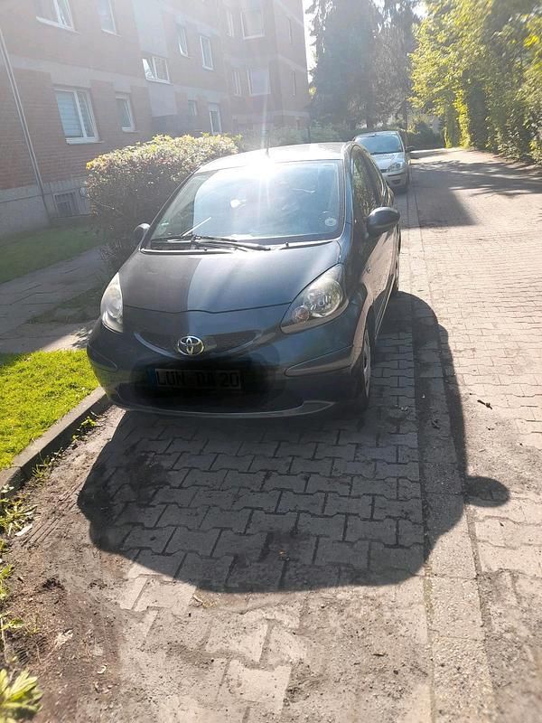 Grau Gebraucht 2008 Toyota Aygo Kleinwagen | 2.500 € (Fairer Preis) - Bild 1/4
