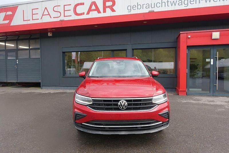 Rot Gebraucht 2023 VW Tiguan Active SUV | 23.988 € (Guter Preis) - Bild 1/4
