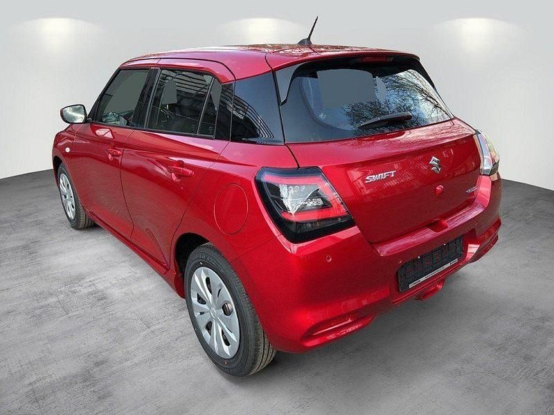 Neu Suzuki Swift Club 83 PS (61 kW) 2025 Rot Limousine