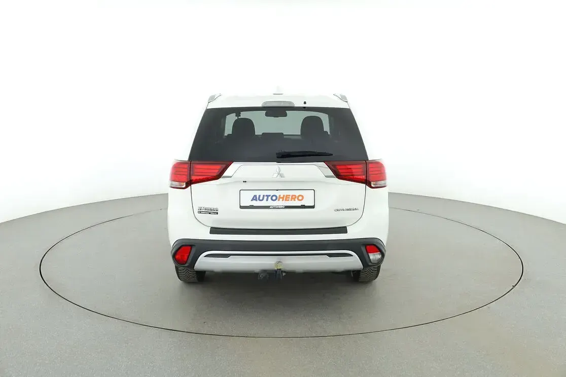 Używany Mitsubishi Outlander Active 150 KM (110 kW) 2019 Biały SUV