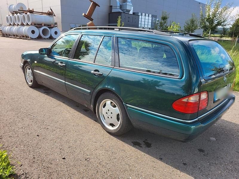 Grün Gebraucht 1996 Mercedes E420 Elegance Kombi | 2.800 € - Bild 1/4