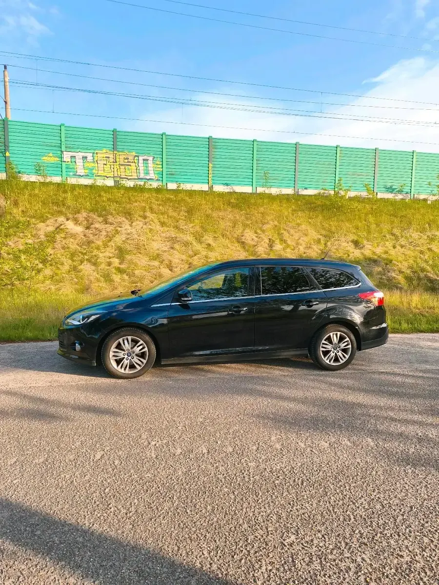 Gebraucht Ford Focus 125 PS (91 kW) 2014 Schwarz Kombi