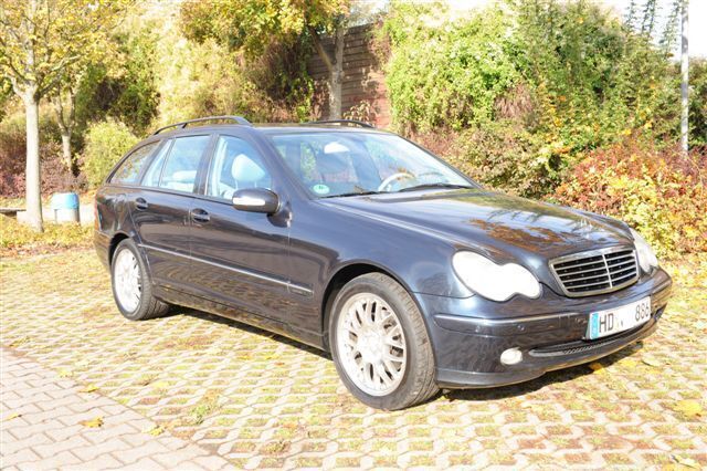 Schwarz metallic Gebraucht 2002 Mercedes C220 Avantgarde Kombi | 9.990 € - Bild 1/4