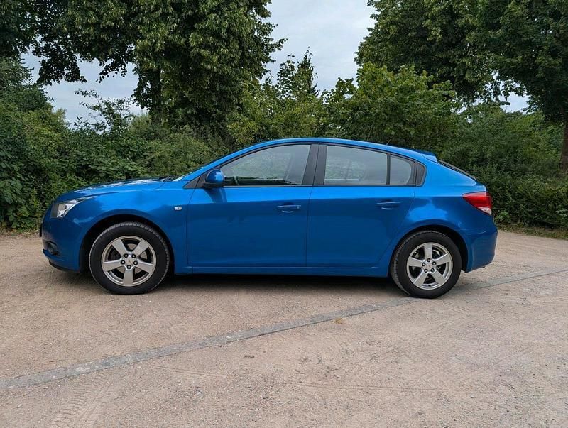 Blau Gebraucht 2012 Chevrolet Cruze Limousine | 3.300 € (Fairer Preis) - Bild 1/4