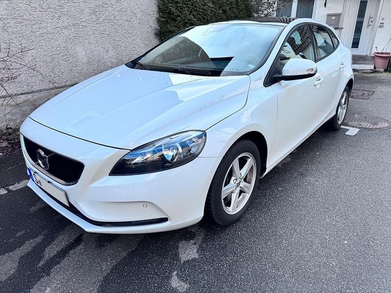 Weiß Gebraucht 2018 Volvo V40 Kinetic Limousine | 11.500 € (Fairer Preis) - Bild 1/4