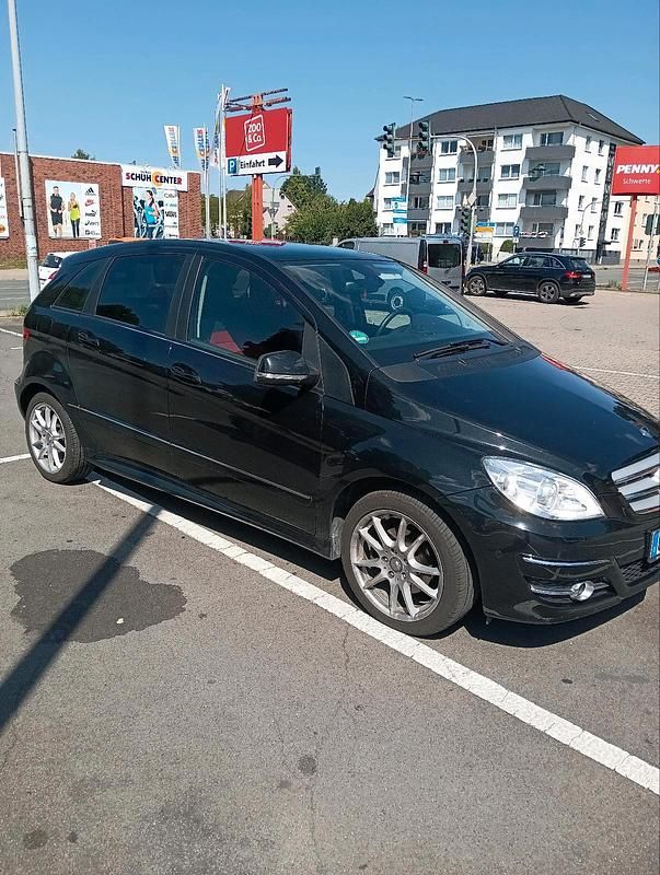Schwarz Gebraucht 2010 Mercedes B200 Van / Kleinbus | 11.000 € - Bild 1/4