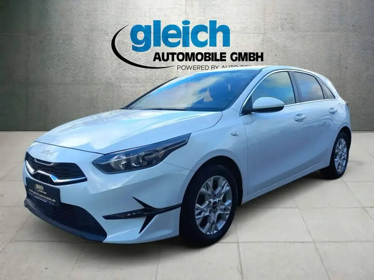 Używany Kia Ceed Vision 101 KM (74 kW) 2022 Biały Hatchback